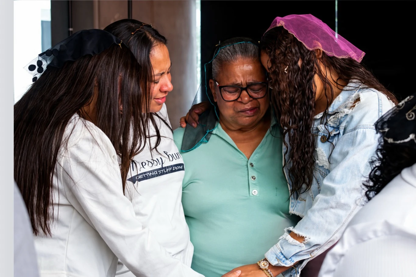 Mujeres de la comunidad acompañándose en oración