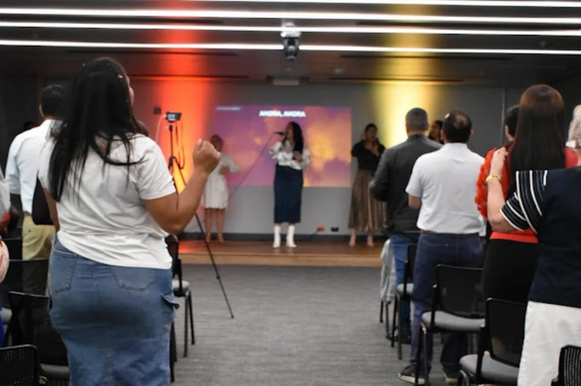 La comunidad participa en la adoración