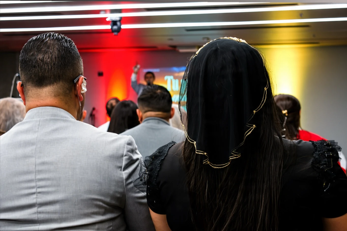 Familias reunidas en el servicio de celebración
