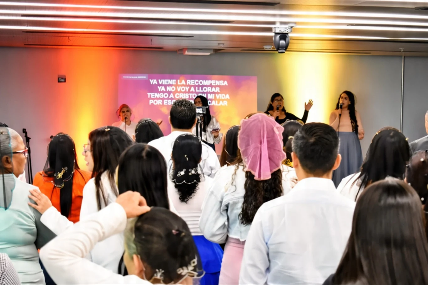 La congregación canta durante el encuentro del domingo